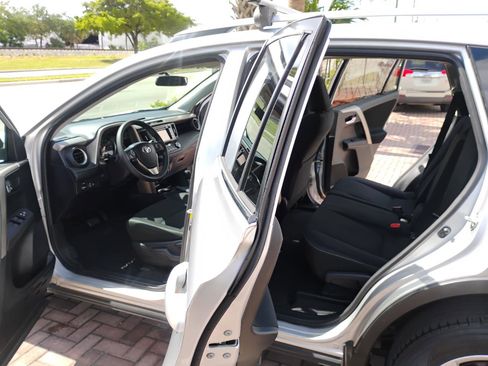 Used 2014 Toyota RAV4 XLE AWD/4WD image 5