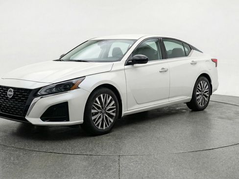 Used 2025 Nissan Altima 2.5 SV image 3
