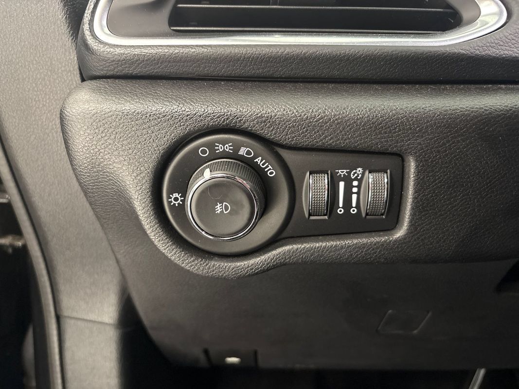 Used 2019 Chrysler Pacifica Touring-L Plus w/ Advanced Safetytec Group FWD image 35