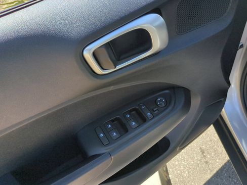 Used 2025 Hyundai Venue SEL FWD image 23