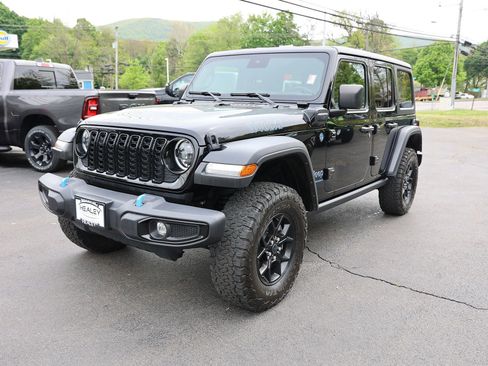 Used 2024 Jeep Wrangler Unlimited AWD/4WD image 3