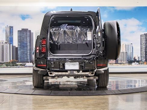 Used 2025 Land Rover Defender 130 X-Dynamic SE image 12