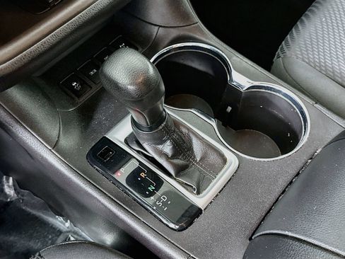 Used 2019 Toyota Highlander LE AWD/4WD image 16