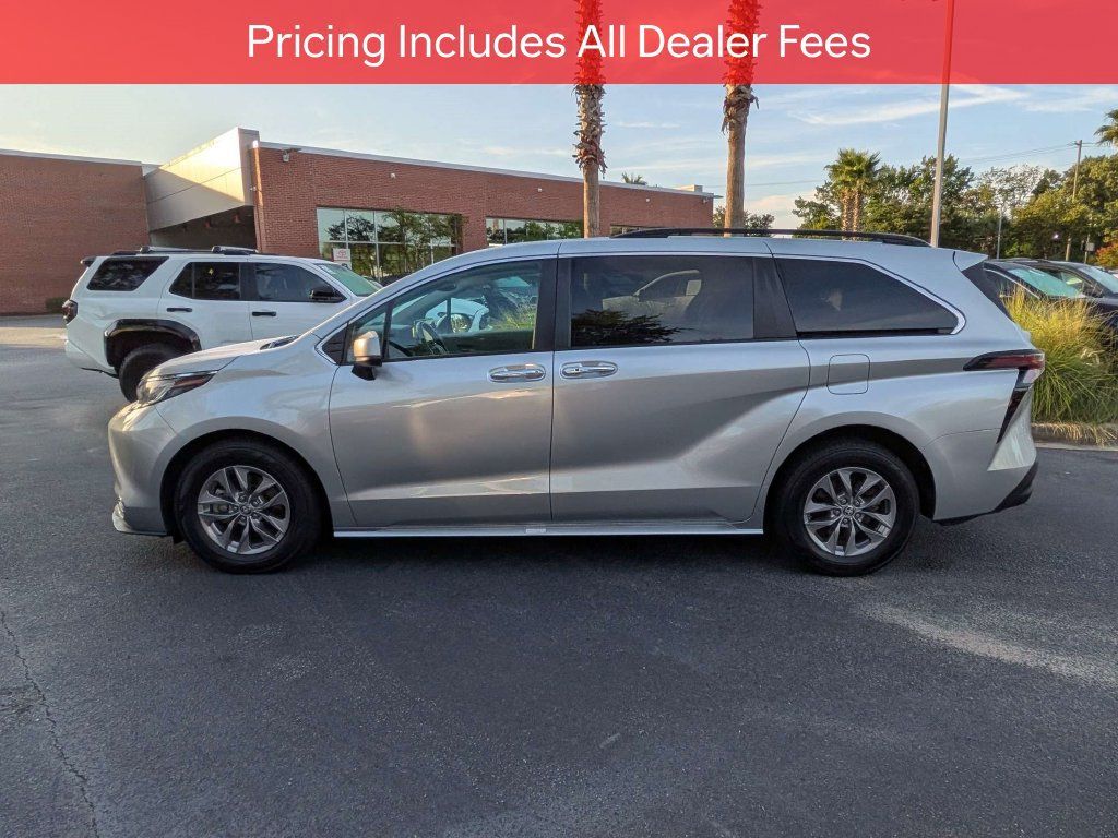 Used 2023 Toyota Sienna XLE FWD image 8