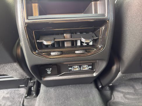 Used 2024 Jeep Grand Cherokee Altitude image 31