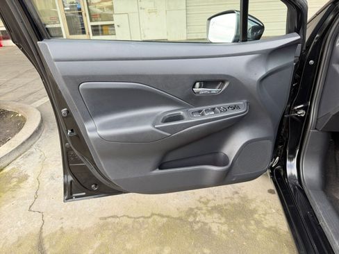 Used 2025 Nissan Versa SV image 18