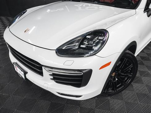 Used 2015 Porsche Cayenne Turbo image 3