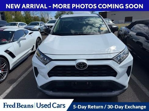 Used 2019 Toyota RAV4 LE AWD/4WD image 2