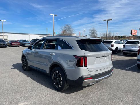 Used 2025 Kia Sorento S image 6