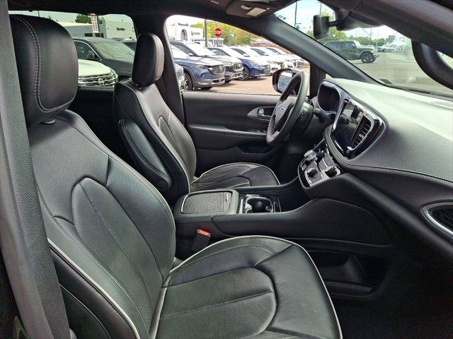 Certified 2026 Chrysler Pacifica Limited FWD image 12