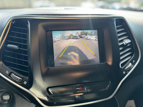 Used 2019 Jeep Cherokee Latitude Plus FWD image 15