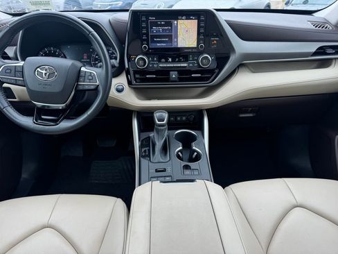 Used 2021 Toyota Highlander XLE AWD/4WD image 11
