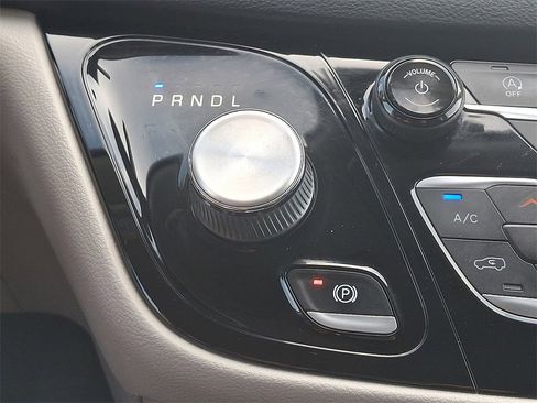 Used 2022 Chrysler Voyager LX image 15