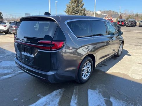 Certified 2023 Chrysler Pacifica Touring-L image 6