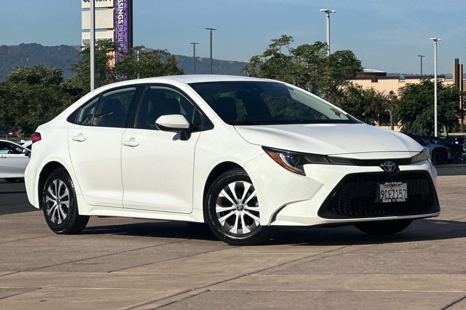 Used 2022 Toyota Corolla LE FWD image 2