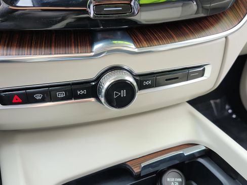 Used 2022 Volvo XC60 B5 Momentum w/ Protection Package Premier image 28