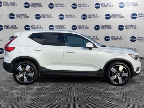 Used 2021 Volvo XC40 T5 Momentum image 6
