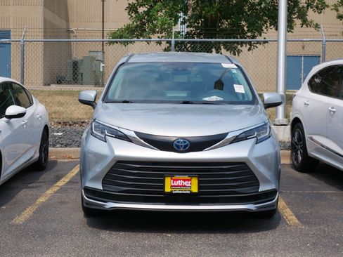 Used 2021 Toyota Sienna LE AWD/4WD image 2