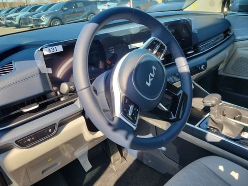 New 2026 Kia Carnival EX image 18