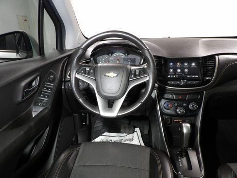 Used 2019 Chevrolet Trax LT w/ LT Convenience Package image 12