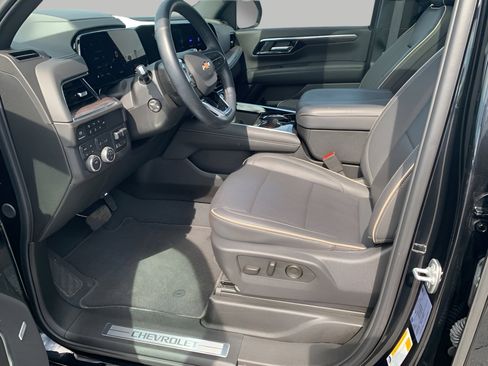 Used 2025 Chevrolet Suburban Premier AWD/4WD image 21
