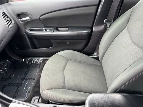Used 2011 Chrysler 200 Touring FWD image 18