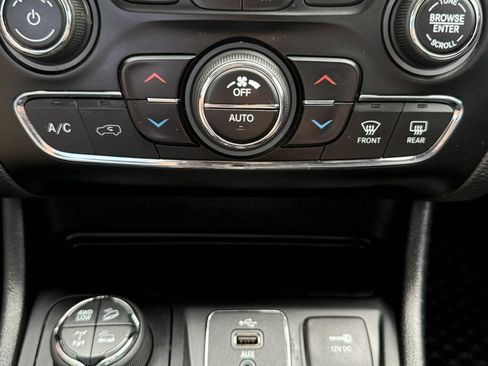 Used 2019 Jeep Cherokee Trailhawk w/ Comfort/Convenience Group AWD/4WD image 38