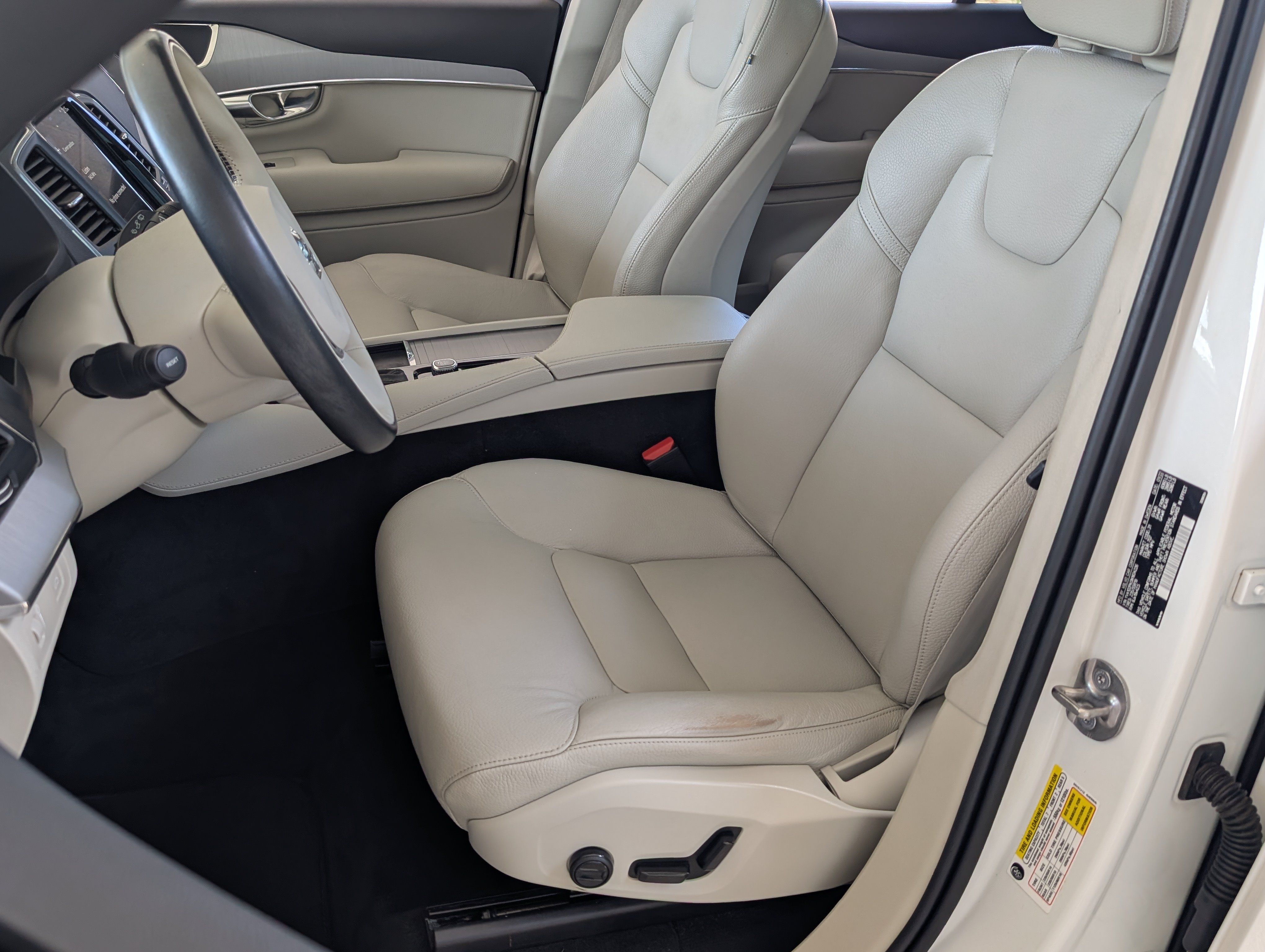 Used 2022 Volvo XC90 T5 Momentum AWD/4WD image 17