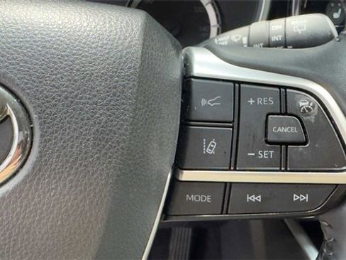 Used 2023 Toyota Highlander XLE image 29