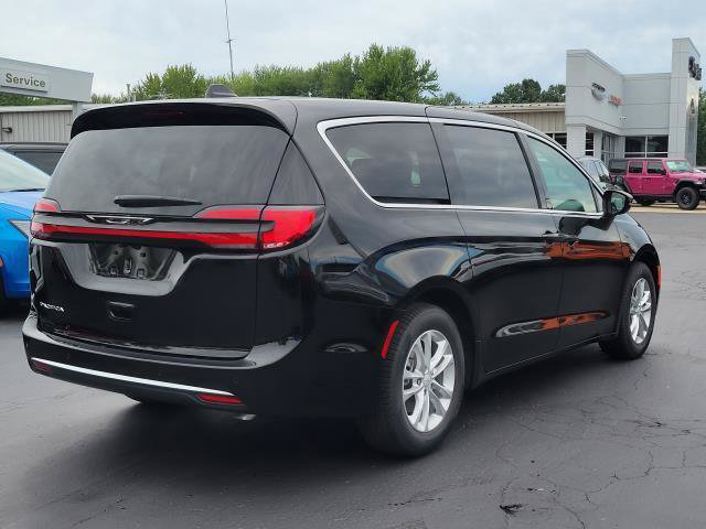 New 2027 Chrysler Pacifica Select FWD image 3