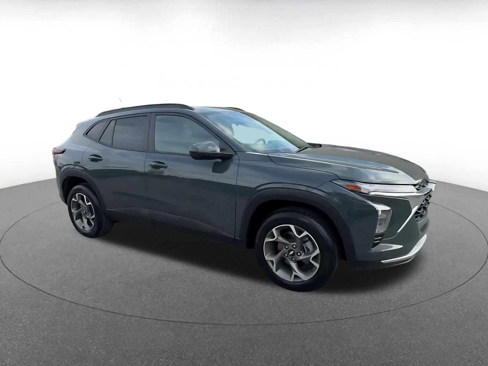 Used 2025 Chevrolet Trax LT w/ LT Convenience Package FWD image 2