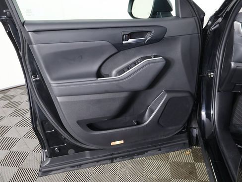 Used 2022 Toyota Highlander XLE image 24