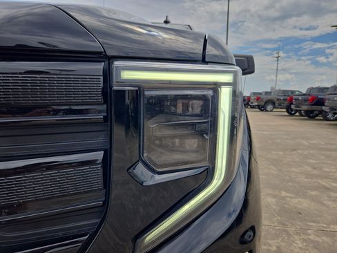 Used 2022 GMC Sierra 1500 Elevation w/ LPO, Elevation Black Package AWD/4WD image 10