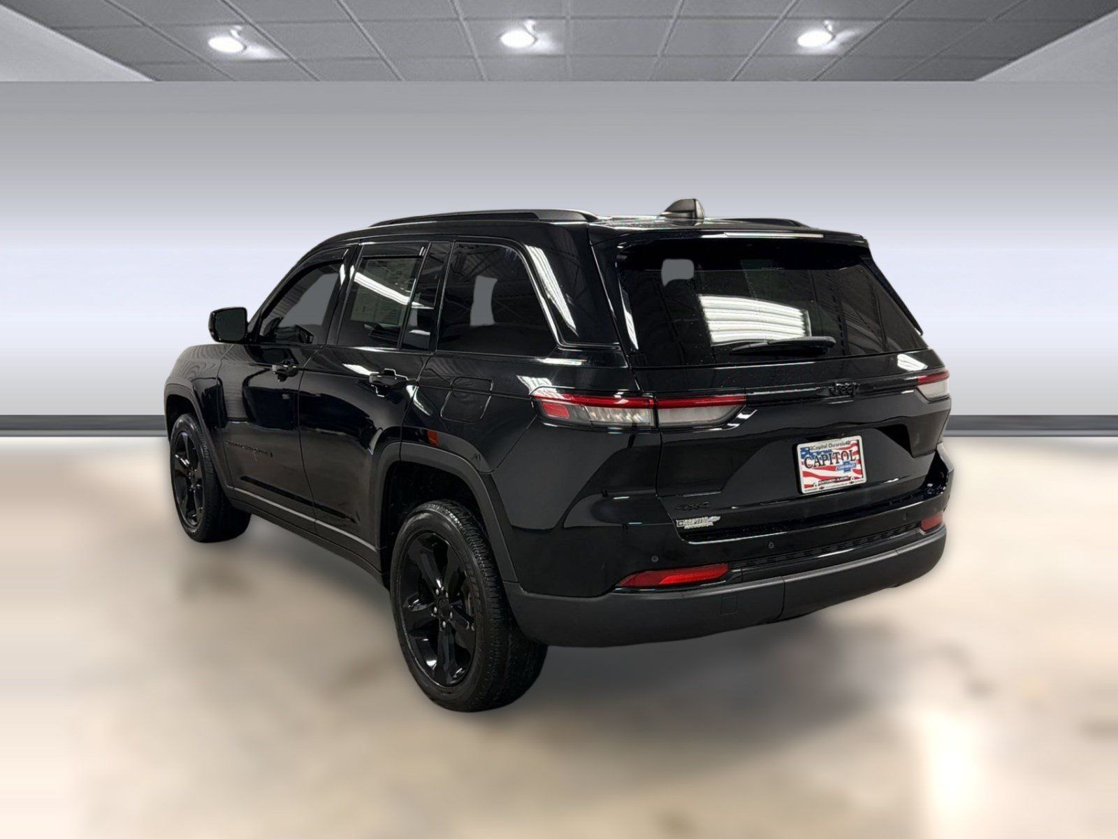 Used 2023 Jeep Grand Cherokee Altitude AWD/4WD image 2