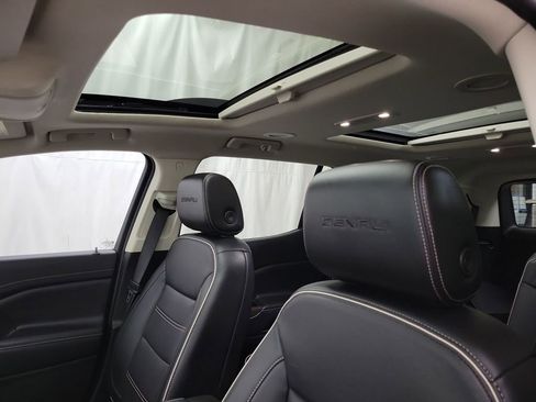 Used 2022 GMC Acadia Denali w/ Denali Ultimate Package image 9