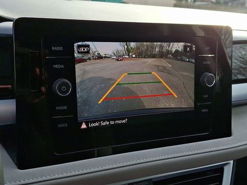 Certified 2025 Volkswagen Taos SE w/ Panoramic Sunroof Package image 23