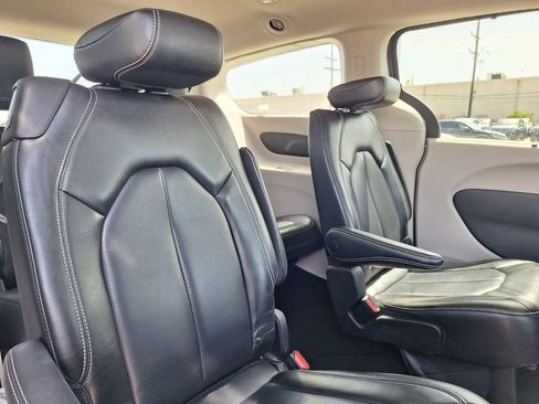 Used 2023 Chrysler Pacifica Touring-L FWD image 27