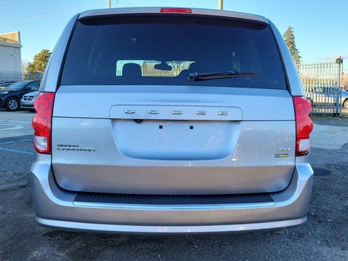 Used 2019 Dodge Grand Caravan SXT image 9