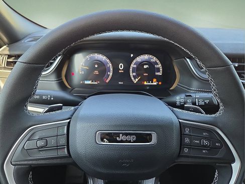 Used 2025 Jeep Grand Cherokee Altitude image 24