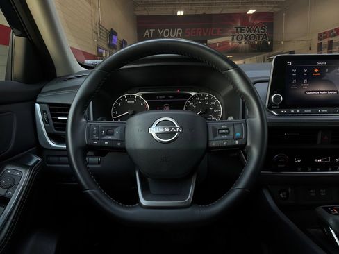 Used 2025 Nissan Rogue SV FWD image 32