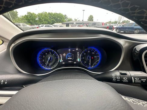Used 2023 Chrysler Pacifica Touring-L FWD image 23