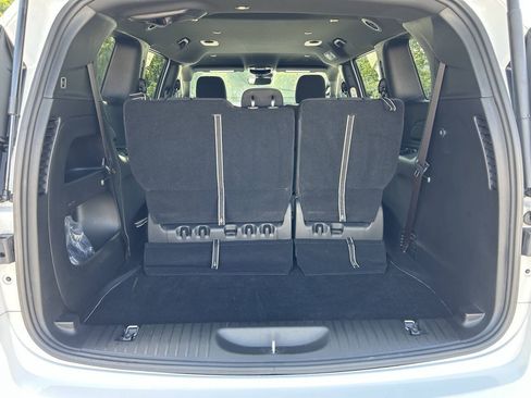 Used 2024 Chrysler Pacifica Touring FWD image 8