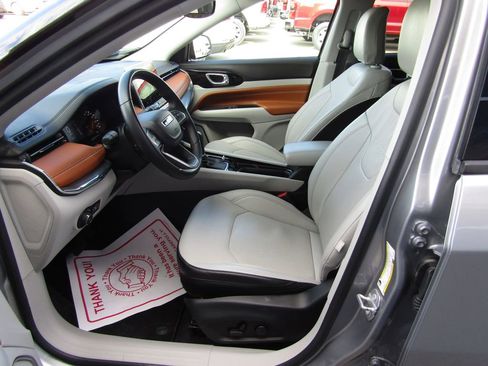 Used 2022 Jeep Compass Limited w/ Sun and Sound Group image 23