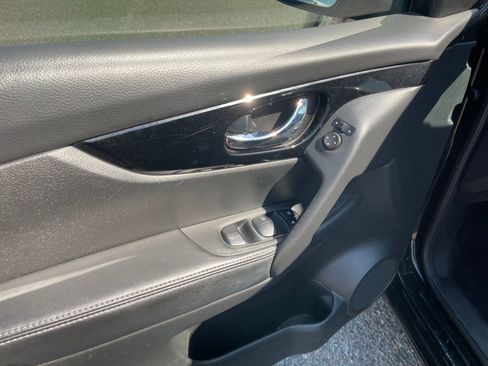 Used 2020 Nissan Rogue Sport SV image 11