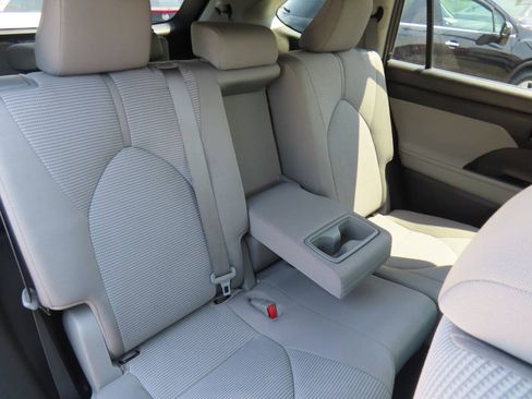 Used 2020 Toyota Highlander LE AWD/4WD image 39