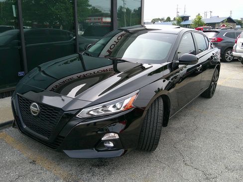 Used 2022 Nissan Altima 2.5 SR w/ Midnight Edition Package AWD/4WD image 2