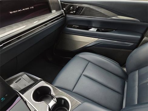 Used 2025 Cadillac Escalade IQ Sport 2 w/ LPO, ONYX Package image 27