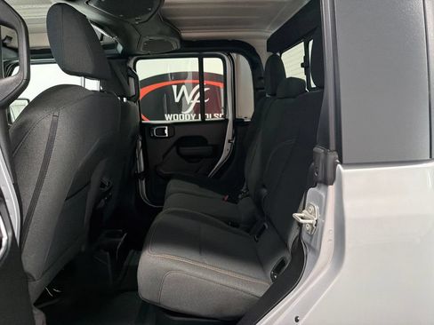 Used 2024 Jeep Gladiator Sport AWD/4WD image 12