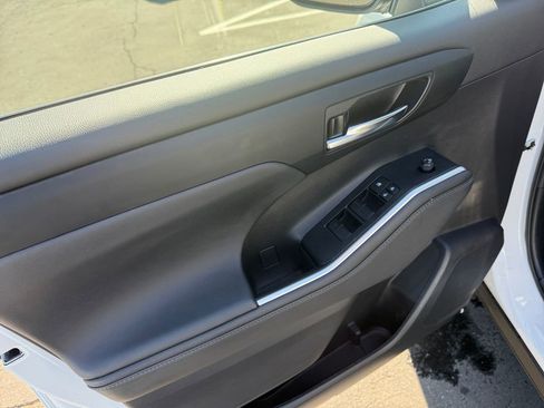 Used 2024 Toyota Highlander XLE FWD image 11