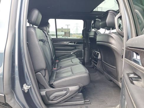Used 2023 Jeep Wagoneer 4WD w/ Premium Group I image 15